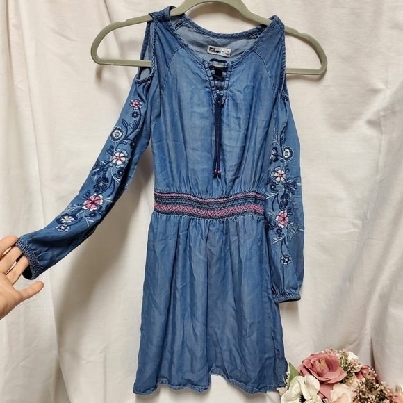 Epic Threads cold shoulder Embroidered denim dress Size Medium - Picture 1 of 5